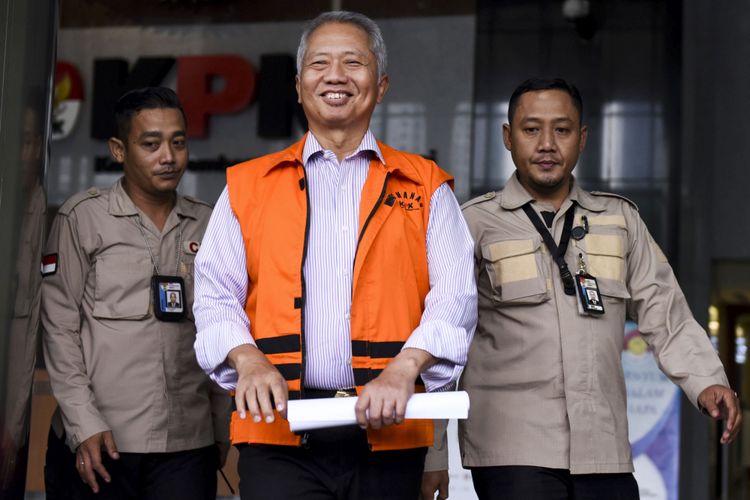 Dirjen Perhubungan Laut Antonius Tonny Budiono (tengah) meninggalkan gedung KPK seusai diperiksa di Jakarta, Selasa (29/8/2017). Antonius Toni Budiono diperiksa perdana oleh KPK pascapenahanan sebagai saksi dalam kasus suap terkait perijinan dan pengadaan proyek-proyek di lingkungan Ditjen Hubla tahun 2016-2017 dengan tersangka Komisaris PT Adhiguna Keruktama, Adiputra Kurniawan.