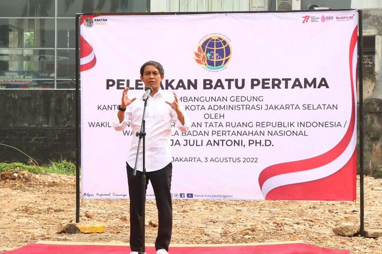 Wamen ATR/Waka BPN Raja Juli Antoni melakukan groundbreaking pembangunan Kantor Pertanahan (Kantah) Kota Administrasi Jakarta Selatan di Gedung eks Yappan Tanjung Barat, Jakarta Selatan pada Rabu (03/08/2022).