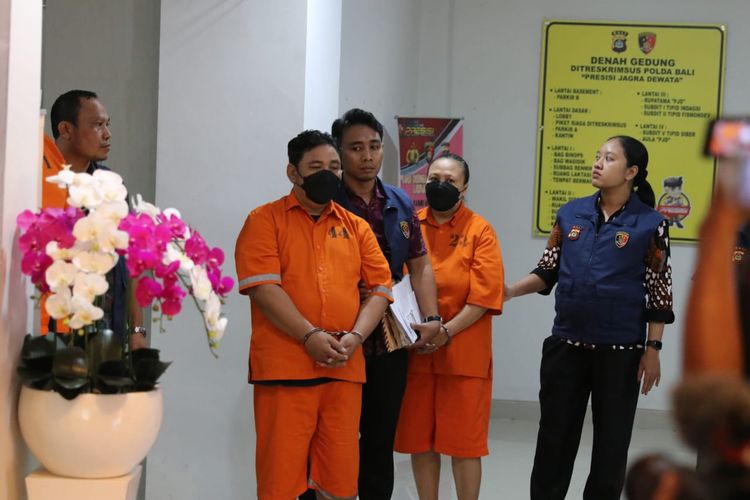 Pasangan suami istri, berinisial AK (51), dan EY (50), tersangka kasus perdagangan orang saat dihadirkan dalam konferensi pers di gedung Dirkrimsus Polda Bali, pada Selasa (20/6/2023). /Dok. Humas Polda Bali