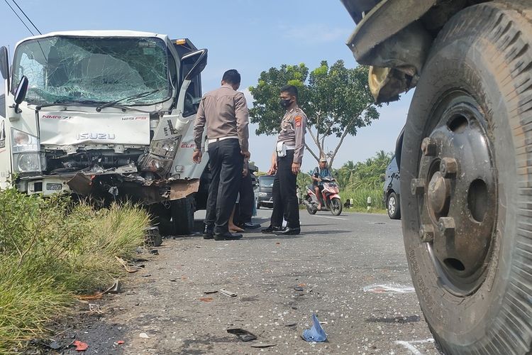 Truk bak terbuka rusak berat akibat menabrak truk angkut pasir di jalur lintas Selatan Jalan Daendels, Kalurahan Bugel, Kapanewon Panjatan, Kabupaten Kulon Progo, Daerah Istimewa Yogyakarta. Empat orang terluka ringan hingga berat.