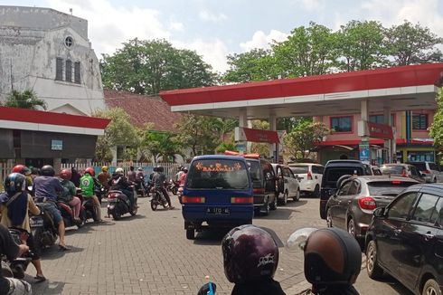 Malas Antre Panjang di SPBU, Warga Kota Tangerang Pilih Isi Bensin Eceran