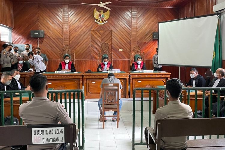 Suasana sidang vonis polisi penembak buronan Deki Susanto di PN Koto Baru, Kabupaten Solok, Senin (25/10/2021)