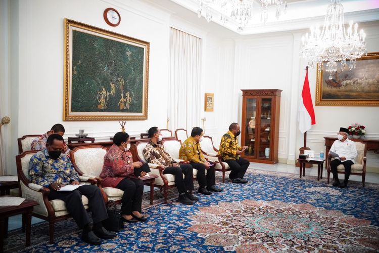 Wakil Presiden Ma'ruf Amin menerima 3 penjabat (pj) gubernur daerah otonom baru (DOB) Papua di Istana Wakil Presiden, Senin (14/11/2022).
