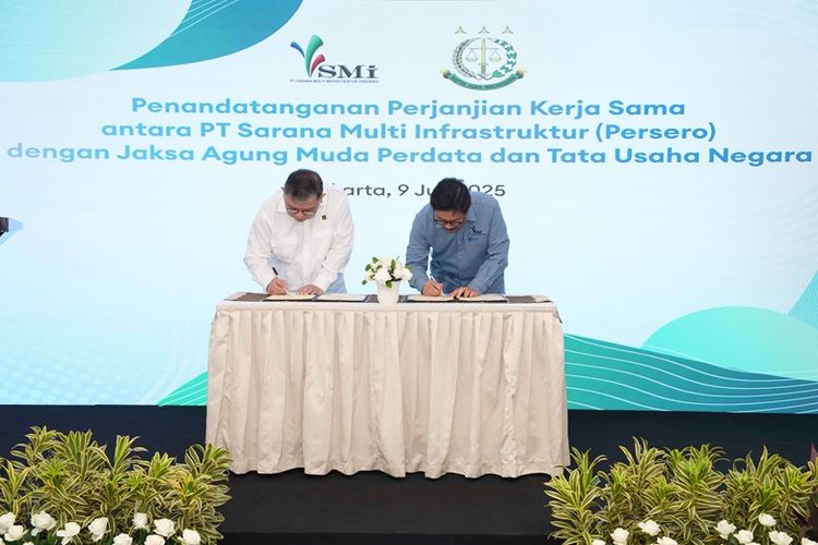  Direktur Utama PT SMI Reynaldi Hermansjah serta Jaksa Agung Muda Perdata dan Tata Usaha Negara R Narendra Jatna menandatangani kesepakatan strategis di kantor pusat PT SMI, Gedung Sahid Sudirman Center, Jakarta, Rabu (9/7/2025). 
