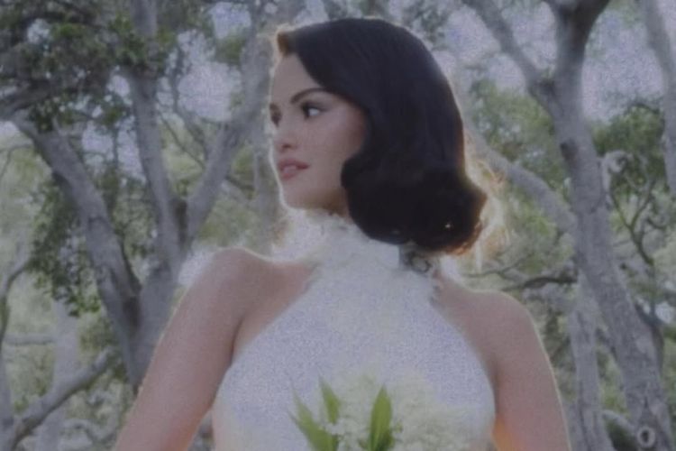 Selena Gomez menikah dengan Benny Blanco di Santa Barbara, Amerika Serikat, pada Sabtu (27/9/2025). Selena Gomez tampil memukau pada hari pernikahannya dengan Benny Blanco. Intip rahasia di balik tatanan rambut Gomez yang klasik bergelombang.