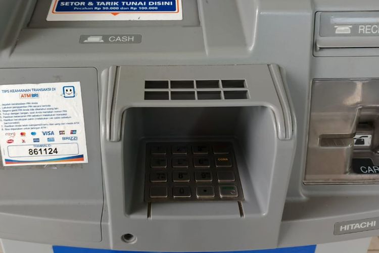 Sebenarnya sama sekali tidak cara mengetahui PIN ATM dari buku tabungan karena memang dicantumkan di dalam buku tabungan.