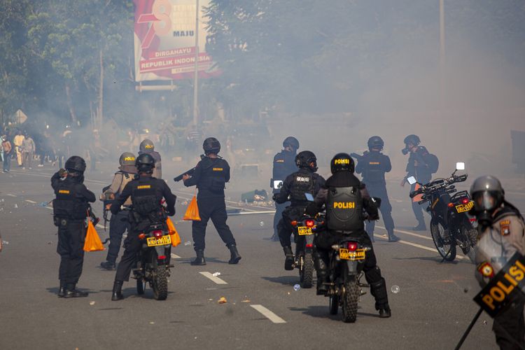 Polisi menembakkan gas air mata saat membubarkan unjuk rasa warga Pulau Rempang di Kantor Badan Pengusahaan (BP) Batam, Batam, Kepulauan Riau, Senin (11/9/2023). Aksi yang menolak rencana pemerintah merelokasi mereka tersebut berakhir ricuh. ANTARA FOTO/Teguh Prihatna/Spt.