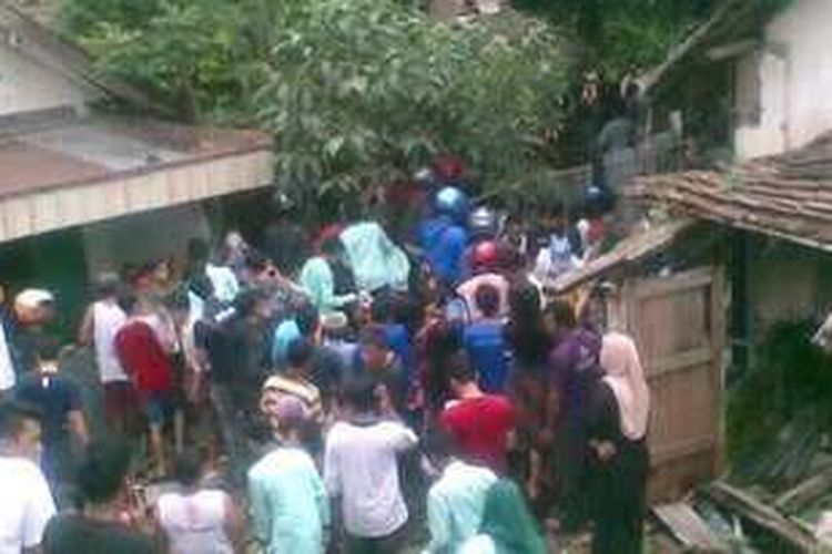 Kondisi rumah Mujianto yang tertimpa pesawat di Jalan LA Sucipto, Malang.