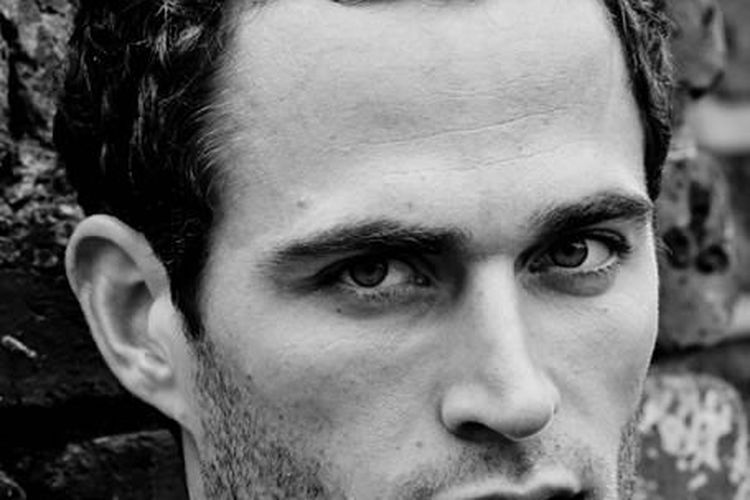 Rambut keriting alami (short natural curls) punya banyak cara untuk menatanya, termasuk memilih model rambut pria tetap pendek.