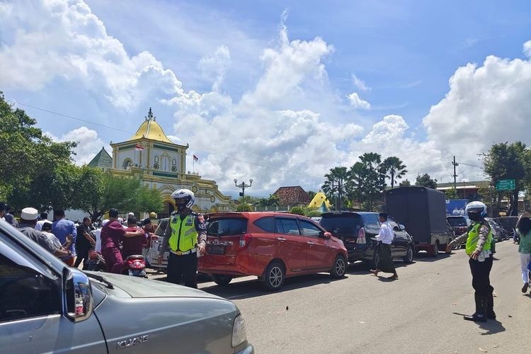 Petugas dari Satlantas Polres Sumenep saat mengatur aktivitas kendaraan di depan Masjid Agung Sumenep, Senin (25/4/2022). 