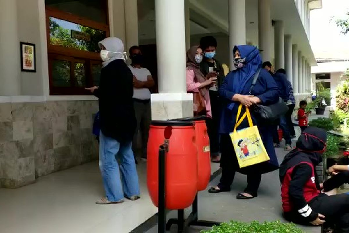 Sejumlah orangtua mendatangi sekolah. Mereka protes karena anaknya tidak lulus dikalahkan siswa dengan nilai yang lebih rendah. 