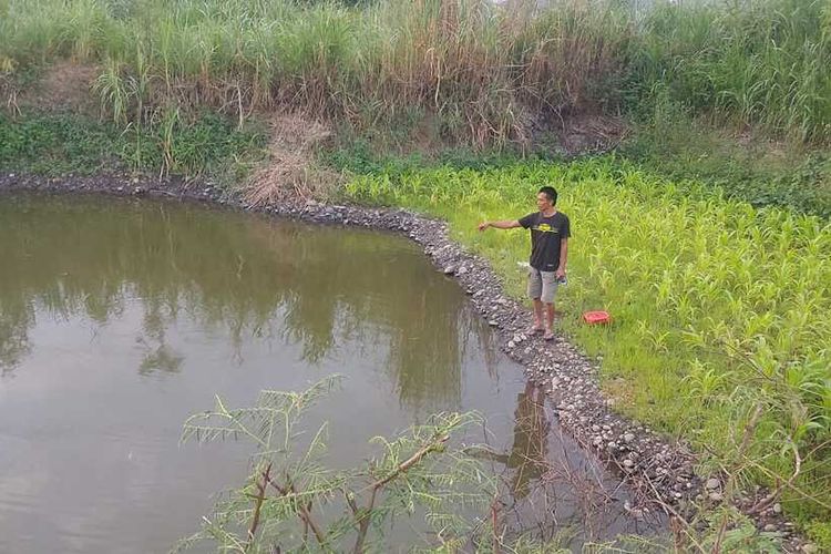 Polisi mengolah tempat kejadian bocah 10 tahun tenggelam di sebuah bekas galian tambang di pinggir Sungai Progo, Kalurahan Tuksono, Kapanewon Sentolo, Kabupaten Kulon Progo, Daerah Istimewa Yogyakarta.