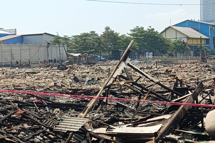 Kondisi terkini Kawasan Tembok Bolong, Penjaringan, Jakarta Utara, yang rata dengan tanah akibat kebakaran, Minggu, (23/4/2023). 
