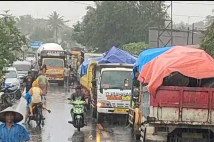 Banjir di Desa Cinyawang, Kecamatan Patimuan, Kabupaten Cilacap mengakibatkan arus lalu lintas Cilacap-Pangandaran, lumpuh, Rabu (26/10/2022).