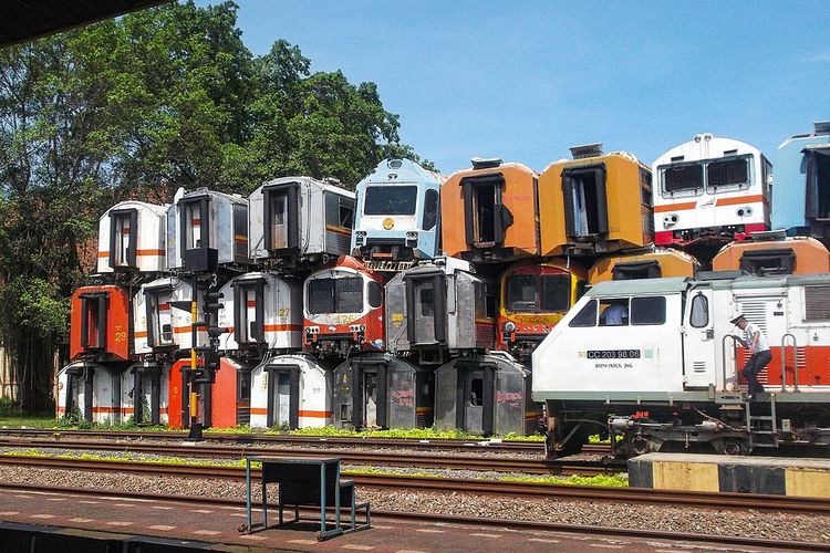 Bangkai kereta di Stasiun Purwakarta.