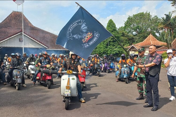 Bupati Purworejo Agus Bastian melepas konvoi ratusan scooteris yang akan menuju kawasan wisata Gong Silegi Desa Kemiri Kecamatan Gebang Kabupaten Purworejo 