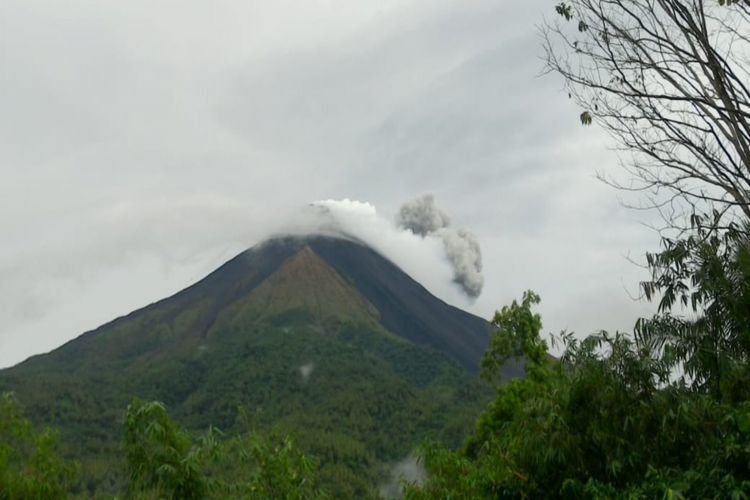 Kepulan asap dari kawah Gunung Karangetang Desember 2018 lalu.