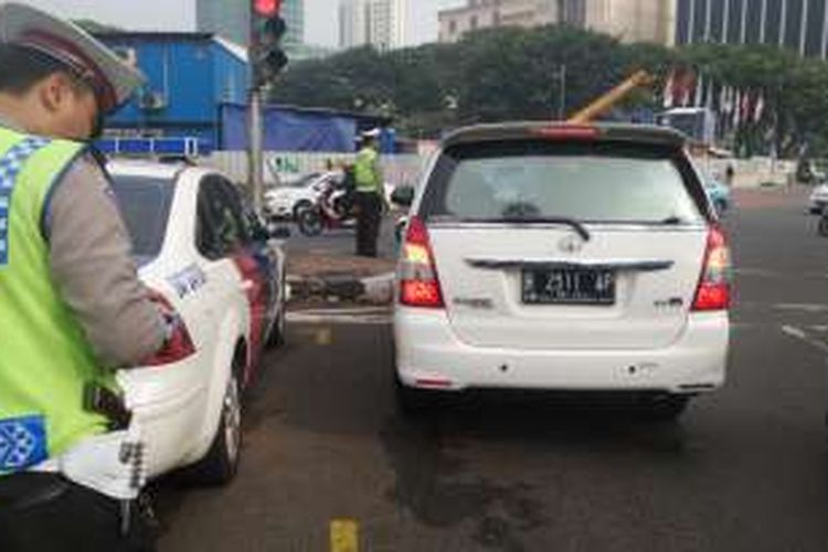 Penerapan pembatasan pelat ganjil genap hari pertama. Sejumlah kendaraan ditilang karena gunakan pelat ganjil di kawasan Bundaran Senayan, Selasa (30/8/2016)