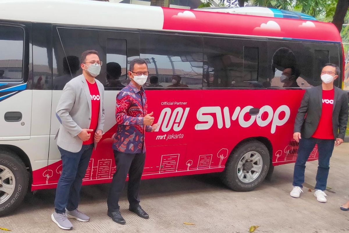 (kiri ke kanan) Co-Founder SWOOP Michael Geric,  Direktur Operasi dan Pemeliharaan PT MRT Jakarta (Perseroda) Muhammad Effendi, dan Co-founder dan Direktur SWOOP, Lim Wee Meng di Stasiun MRT Lebak Bulus, Kamis (30/6/2022).