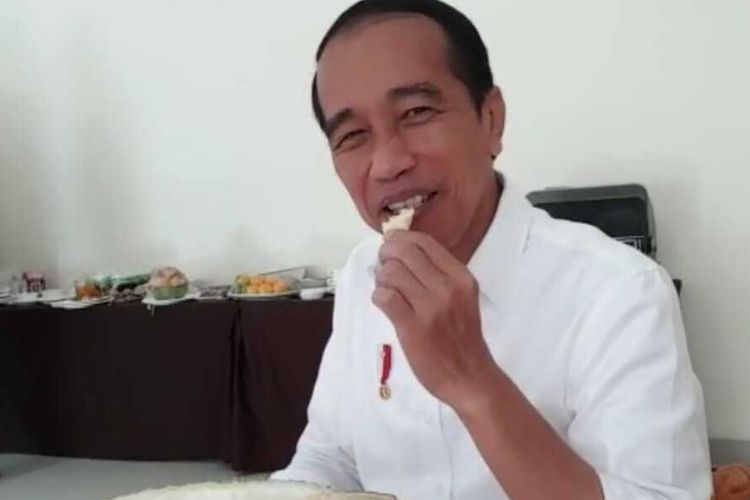 Presiden Joko Widodo Menikmati buah durian Ripto, yang merupakan varian lokal dari Kecamatan Watulimo Trenggalek Jawa Timur,