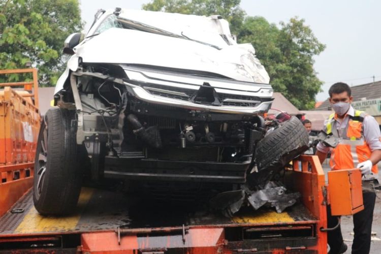 Kondisi kendaraan yang ditumpangi keluarga Vanessa Angel, saat dievakuasi petugas jalan tol ke Kantor Satlantas Polres Jombang, Kamis (4/11/2021).