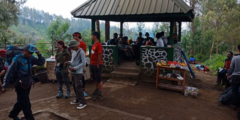 Suasana pendaki yang beristirahat di pos satu pendakian Gunung Semeru, Kabupaten Lumajang, Jawa Timur, Sabtu (7/4/2018).