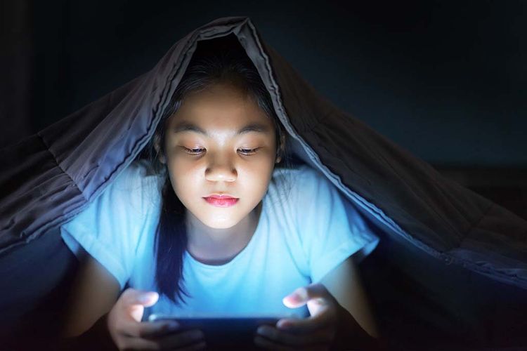 Ilustrasi anak sedang melihat layar handphone pada malam hari