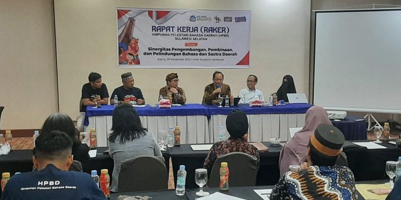 Sekretaris Badan Bahasa Hafidz Muksin (ketiga dari kanan) memaparkan tentang pelestarian bahasa daerah dalam permbukaan Rapat Kerja Himpunan Pelestari Bahasa Daerah Sulawesi Selatan di Makassar, Kamis (9/11/2023).
