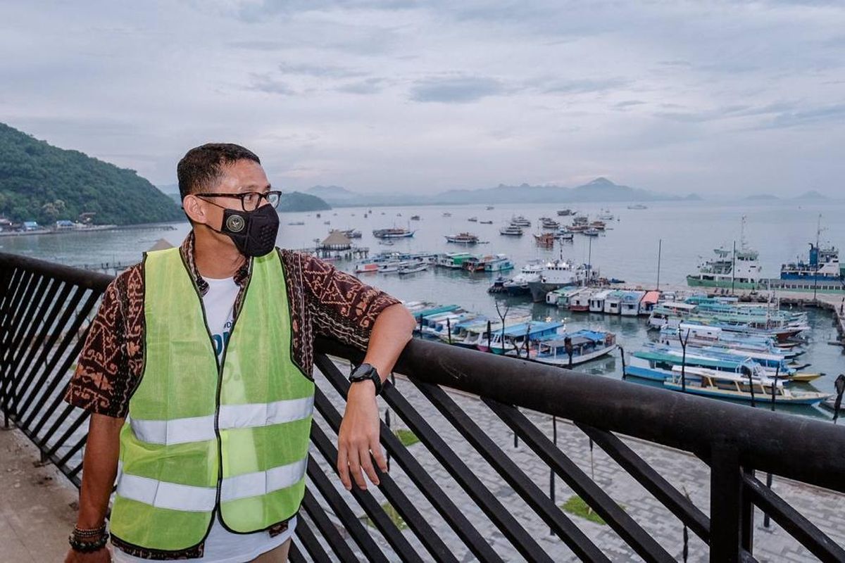 Foto : Menteri Pariwisata dan Ekonomi Kreatif (Menparekraf), Sandiaga Salahuddin Uno, menikmati sore di Waterfront Zona C atau yang biasa disebut Zona 3 di kota Labuan Bajo, Kabupaten Manggarai Barat, pada Kamis (27/01/2022). 