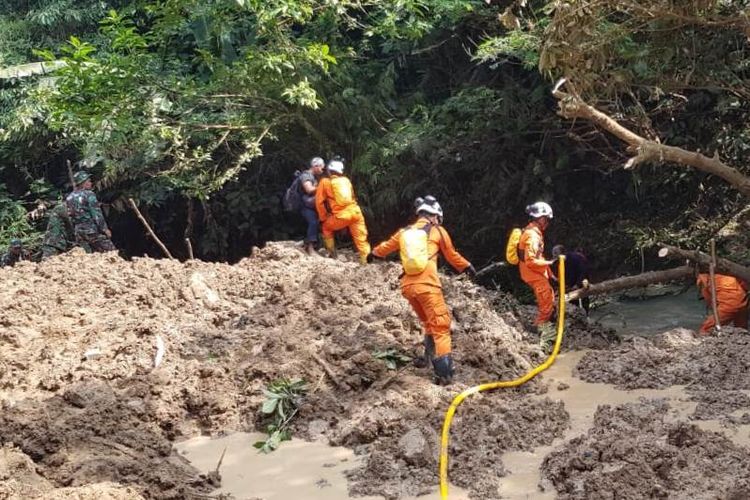 Tim SAR gabungan tengah melakukan upaya pencarian terhadap seorang petani di Kabupaten Cianjur, Jawa Barat yang tertimbun longsor, Minggu (30/7/2023) petang.