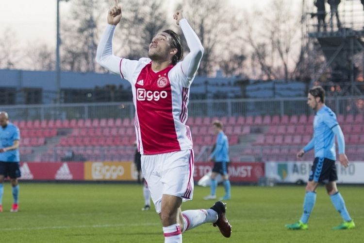 Ezra Walian merayakan gol Jong Ajax saat bertanding menghadapi Utrecht II dalam laga Eerste Divisie, Senin (3/4/2017). 