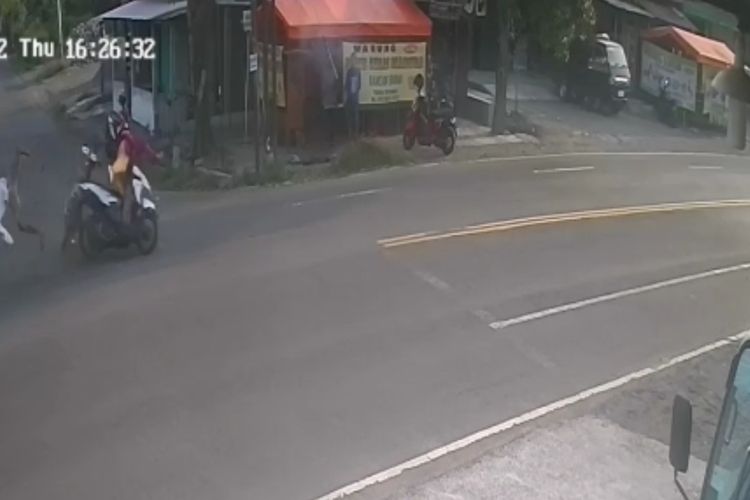 Tangkapan layar video kamera pengawas di simpang tiga Ksatrian di Jalan Jogja – Wates di Pedukuhan Gunung Gempal, Kalurahan Giripeni, Kabupaten Kulon Progo, Daerah Istimewa Yogyakarta.