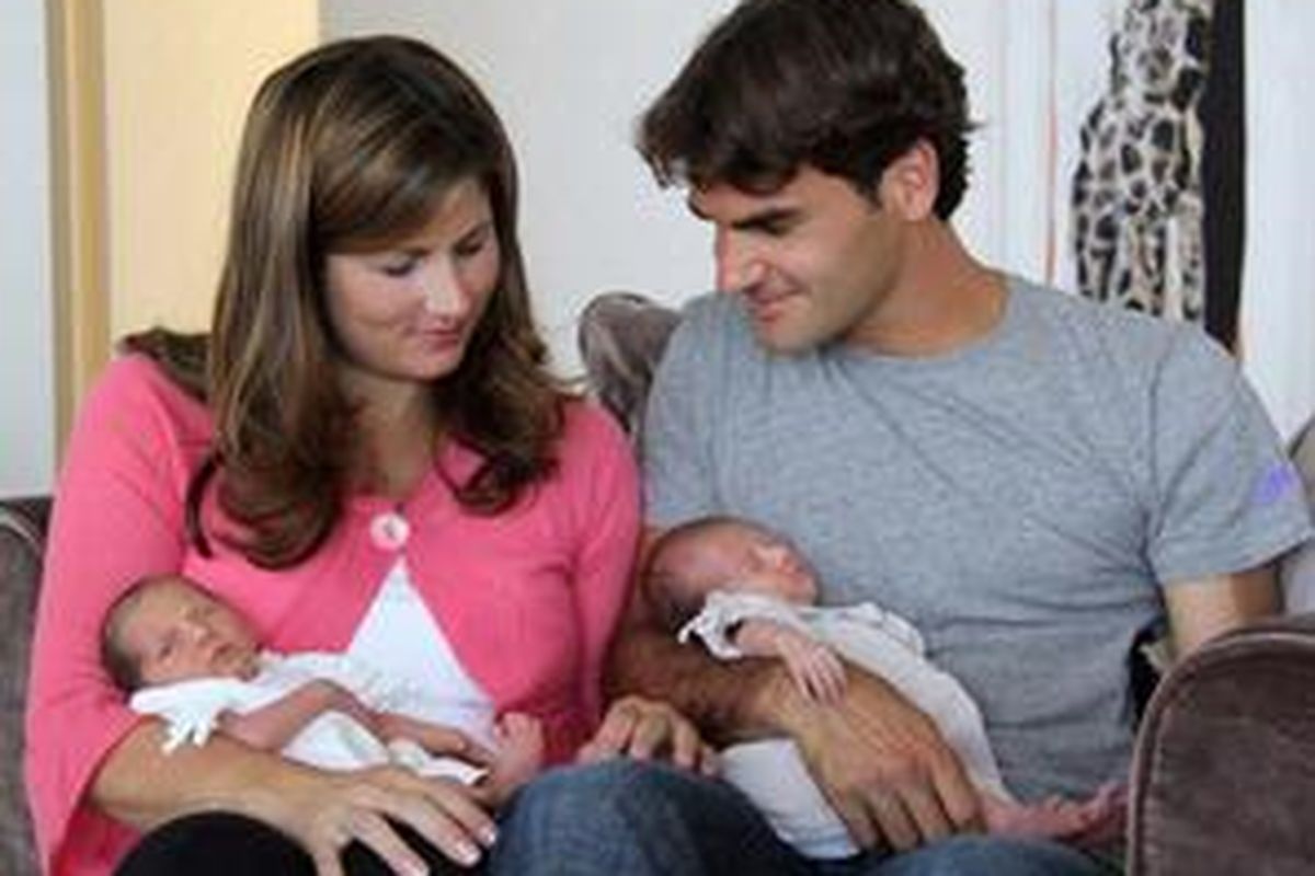 Roger Federer dan istrinya, Mirka, menggendong bayi kembar mereka. Ini adalah foto pertama Federer dan keluarganya yang dipublikasikan.