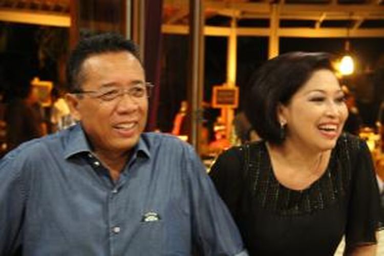 Menkopolhukam Djoko Suyanto bersama istrinya, Ratna Djoko Suyanto ketika akrab bersama wartawan