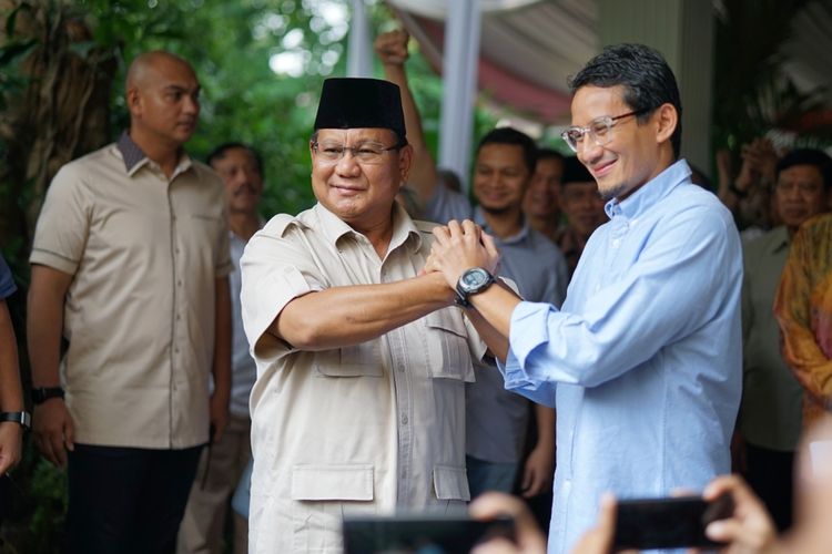 Calon presiden nomor urut 02 Prabowo Subianto dan cawapres Sandiaga Uno bersalaman seusai menggelar konferensi pers dalam menyikapi hasil pilpres, di kediaman pribadinya, Jalan Kertanegara, Jakarta Selatan, Selasa (21/5/2019).