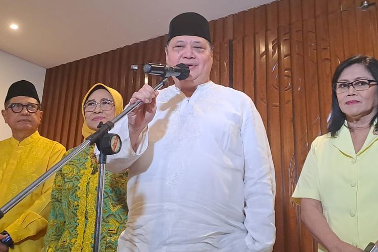 Ketua Umum Partai Golkar Airlangga Hartarto dalam jumpa pers di Hotel Le Meridien, Jakarta, Minggu (7/4/2024). 