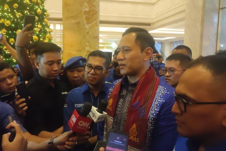 AHY saat diwawancara wartawan saat baru tiba di Hotel Adimulia Medan, Selasa (26/12/2023)