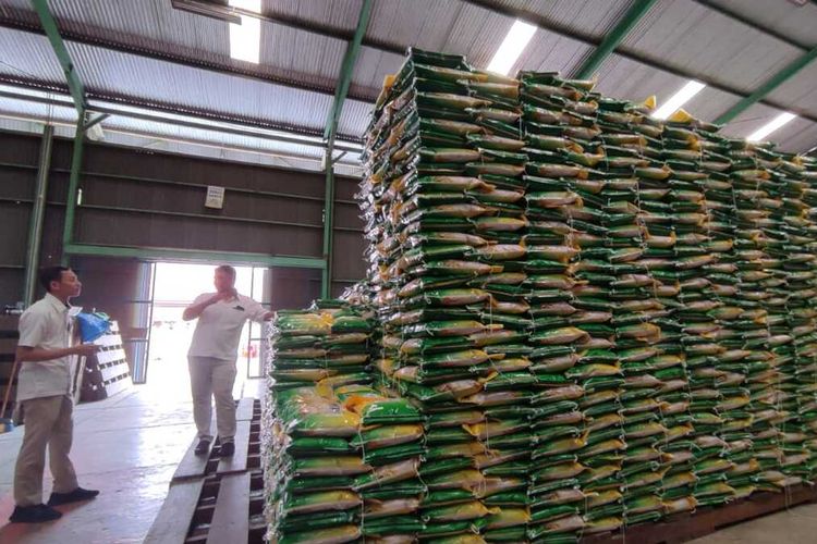 Harga beras medium di Karo dijual Rp 12.500. Bulog Kabanjahe mengatakan, masyarakat bisa membeli beras langsung ke Bulog dengan harga lebih murah, Rabu (23/8/2023).