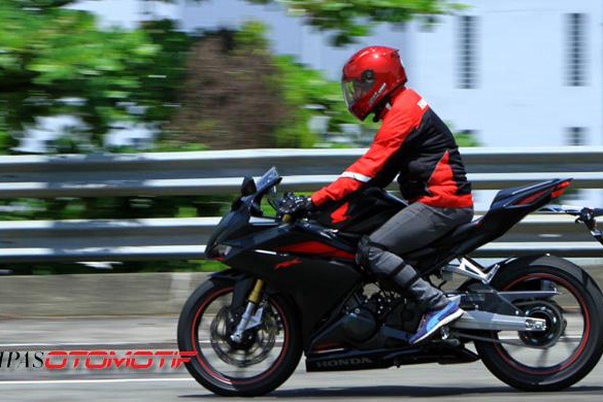 Posisi berkendara Honda CBR250RR yang cukup nyaman untuk riding dalam kota.