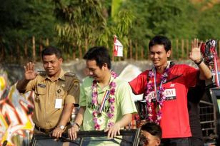 Ganda putra Indonesia, Hendra Setiawan (tengah) dan Mohammad Ahsa (kanan) tersenyum dan melambaikan tangan ke arah warga Pemalang, saat diarak keliling kota.