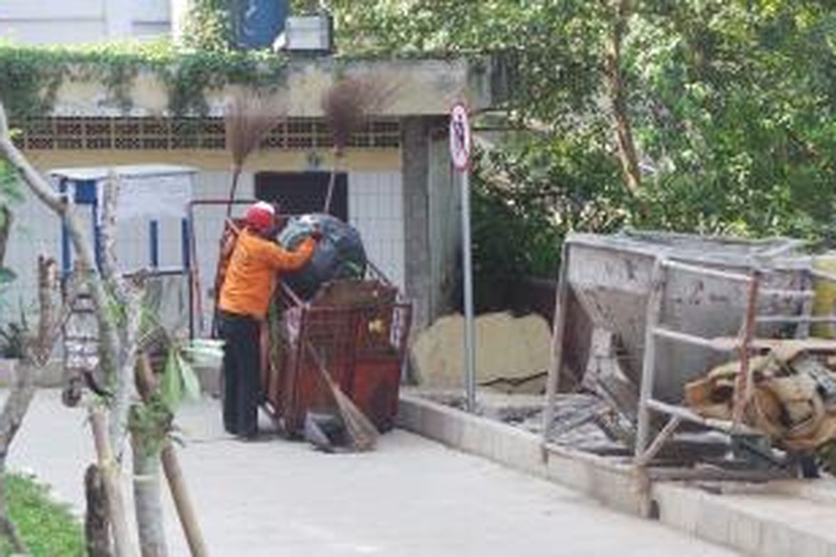 Sebuah gerobak sampah di belakang Rusun Jatinegara Barat, Jatinegara, Jakarta Timur. Rusun ini belum memiliki TPS nya sendiri. Senin (31/8/2015).