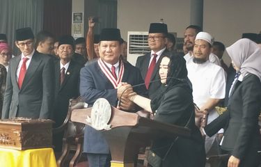 Bakal calon wakil presiden sekaligus Ketua Umum Partai Gerindra Prabowo Subianto dianugerahi penghargaan The Star of Soekarno oleh pendiri Yayasan Pendidikan Soekarno, Rachmawati Soekarnoputri.
