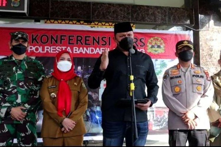 Dirkrimum Polda Metro Jaya Kombes Pol Hengki Haryadi memberikan keterangan pers di Mapolresta Bandar Lampung terkait penangkapan pimpinan Khilafatul Muslimin, Abdul Qadir Baraja, Selasa (7/6/2022). 
