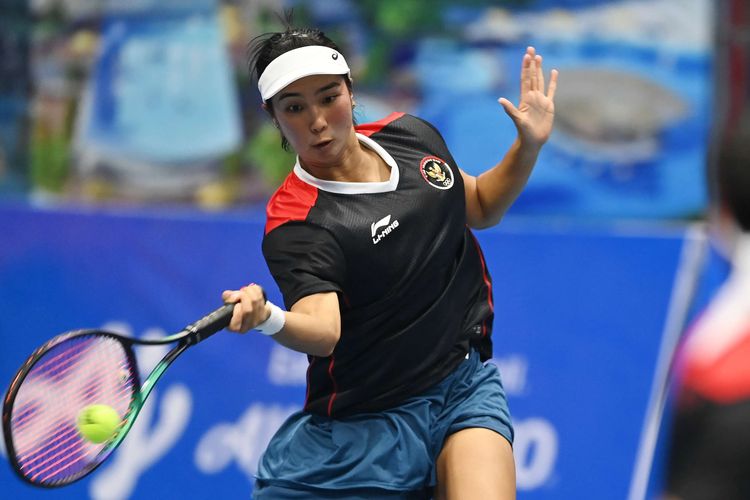 Petenis Indonesia Aldila Sutjiadi (kiri) dengan disaksikan pasangannya dalam tim,  Christopher Rungkat (kanan) memukul bola ke arah lawannya asal Thailand Patcharin Cheapchandej dan Pruchya Isaro pada babak final nomor ganda campuran tenis SEA Games 2021 Vietnam di Hanaka Paris Ocean Park, Bac Ninh, Vietnam, Jumat (20/5/2022). Christo dan Aldila berhasil meraih medali emas nomor tersebut setelah mengalahkan lawannya dengan skor 6-7 (7), 6-2, dan (10-5). Terkini, Aldila Sutjiadi berhasil mengukir prestasi dalam ajang WTA 125 Abierto Tampico, Meksiko, Minggu (30/10/2022).