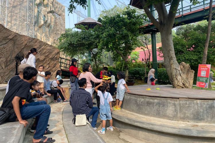 Suasana di tempat rekreasi Jakarta Bird Land di Ancol, Jakarta Utara, Selasa (27/6/2023) saat libur sekolah.