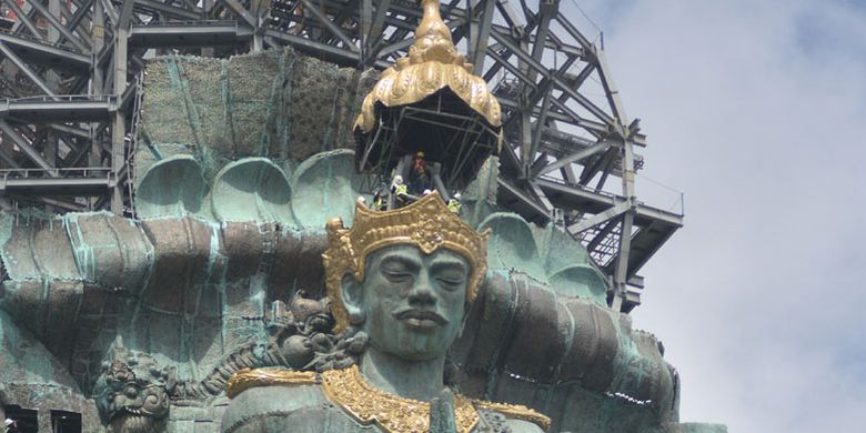 Pekerja menggarap pemasangan Mahkota Dewa Wisnu yang merupakan bagian dari Patung Garuda Wisnu Kencana (GWK) di Ungasan, Badung, Bali, Minggu (20/5/2018). Mahkota Dewa Wisnu tersebut merupakan modul ke-529 dari total 754 modul yang terpasang di patung setinggi 121 meter yang ditargetkan selesai dibangun pada Agustus 2018.