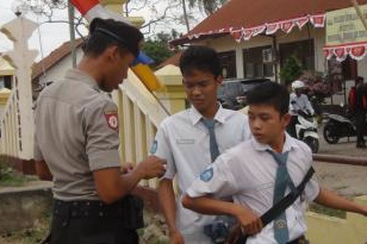 Dua pelajar di Ogan Ilir terjaring razia polisi karena tidak memakai helm, Senin (10/8/2015).