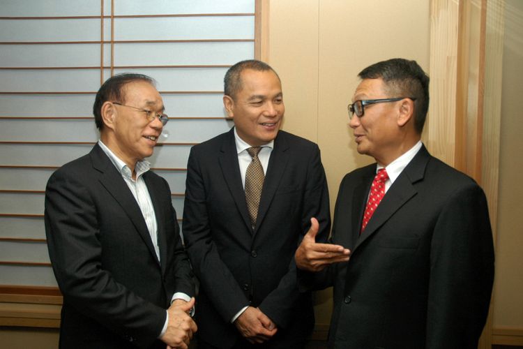 CEO Kompas-Gramedia Lilik Oetama (tengah) bersama Mantan Dubes Jepang untuk Indonesia Tanizaki Yasuaki (kini Direktur Kerja Sama Jepang-Taiwan) dan Dubes Indonesia untuk Jepang  Arifin Tasrif (kanan) pada penutupan Seminar Forum Asia, yang diselenggarakan oleh Mainichi Shimbun hari Senin 11 September 2017 di Tokyo, ibukota Jepang. Hadir dalam seminar tentang hubungan dan kerja sama Jepang itu sejumlah pengusaha dan diplomat.