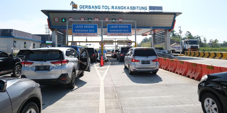 Nampak kendaraan roda empat sedang antre memasuki Gerbang Tol Rangkasbitung yang merupakan bagian dari Jalan Tol Serang-Panimbang 