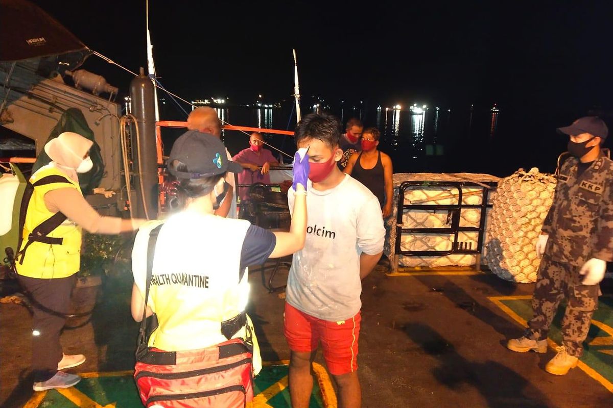 Proses pemeriksaan awak kapal maling ikan berbendera yang ditangkap di WPP-NRI 716 Laut Sulawesi. Prosedur pemeriksaan sesuai dengan protokol penanganan Covid-19.